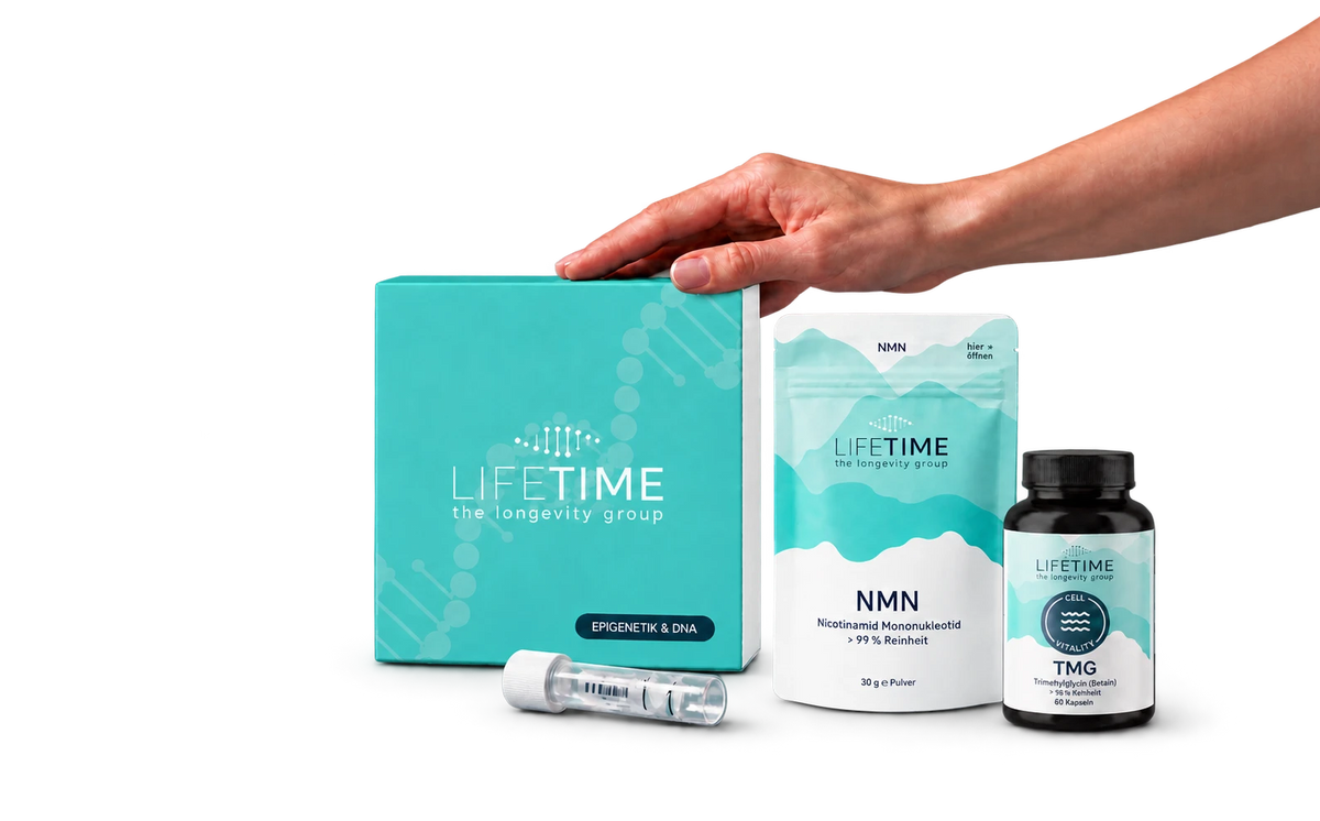 AGE & DNA-Testkit, NMN-Pulver und TMG-Kapseln von LIFETIME, eine Hand legt das Kit ab